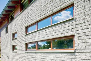 długi parapet z blachy