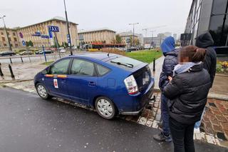 Naćpany kierowca w rękach policji. To on wciągał biały proszek za kierownicą taksówki!