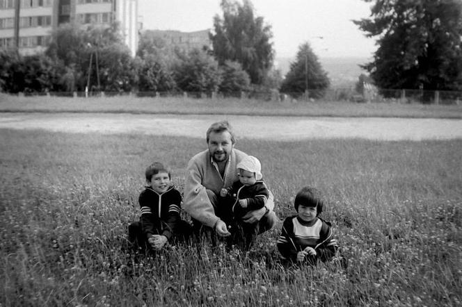 Rodzinny album Bajerów. W tle dawne Starachowice