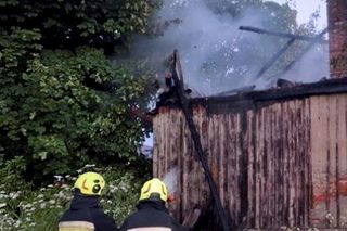 Pożar domu 69-latka pod Radomskiem! Podpalacz podłożył ogień pod sąsiednim budynkiem [ZDJĘCIA]