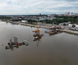 Kładka przez Wisłę w Warszawie: trwa montaż kolejnych fragmentów ustroju nośnego
