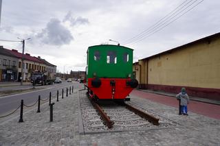 Stara lokomotywa obok nowego ronda w Skarżysku-Kamiennej