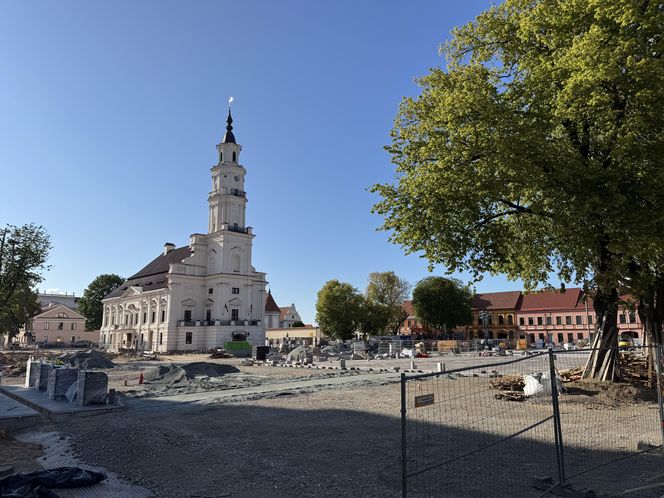 Rynek w Kownie jest obecnie w remoncie, ale to nie przeszkadza w odwiedzaniu pięknych zakątków miasta