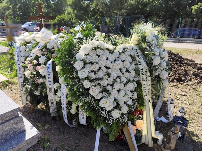 Pogrzeb Justyny i Zbigniewa. Ich groby utonęły w białych kwiatach