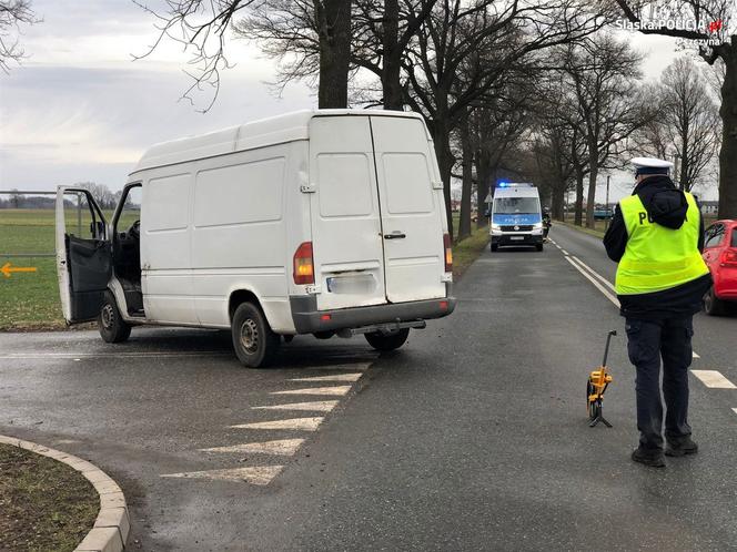 Motocyklista zderzył się z autem dostawczym. Zabrał go śmigłowiec LPR