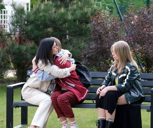 M jak miłość odc. 1885. Sara (Nadia Smyczek), Lenka (Olga Cybińska), Kinga (Katarzyna Cichopek)