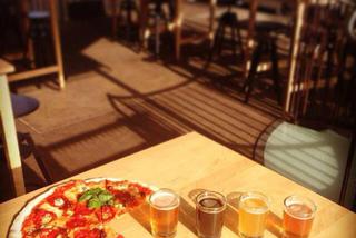 Te miejsca mają swój klimat! Oto TOP 10 najbardziej niezwykłych barów w Warszawie [GALERIA]