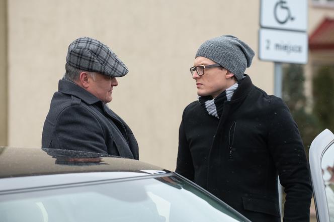 Na Wspólnej, odcinek 2882, Maks (Adam Fidusiewicz), Wyszoła (Marek Kasprzyk)