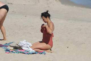 Anna Popek. Pręży piersi na plaży