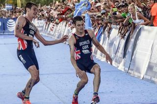 Prawie zemdlał przed metą triathlonu, ale pomógł mu... brat. Wyścig ukończyli razem! [WIDEO]