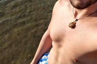 Joachim z Gogglebox. Przed telewizorem zrzucił ubrania! Omal nie pokazał za dużo!