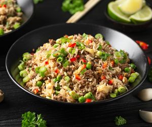 Wegetariański obiad w azjatyckim klimacie. Smażony ryż z mnóstwem warzyw