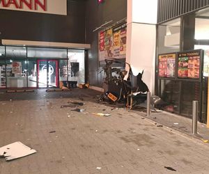 Nocny wybuch w Strzelnie. Bankomat wyleciał w powietrze, gotówka została