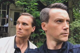 M jak miłość na planie. Jakub Karski (Krzysztof Kwiatkowski), Olek (Maurycy Popiel) przed domem Martyny