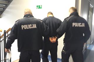 Ścigany prze policję 23-latek wyskoczył z auta i uciekał PIESZO! Po drodzę wyrzucił BROŃ [ZDJĘCIA]