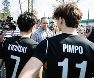 Karol Nawrocki gra w piłkę