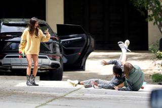 Kendall Jenner z przyjaciółkami uczy się jazdy na deskorolce