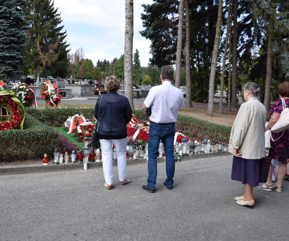Rzeszowianie tłumnie przychodzą na grób Tadeusza Ferenca