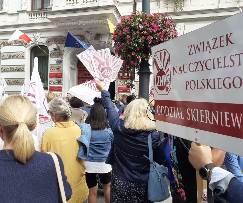 Przed Urzędem Wojewodzkim w Łodzi protestowali nauczyciele z ZNP!