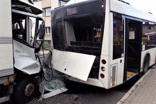 Wypadek w Wieszowej. Sześć osób rannych w zderzeniu ciężarówki z autobusem [ZDJĘCIA]