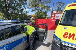 Rąbnął w drzewo, zostawił nieprzytomnego pasażera na pastwę losu.