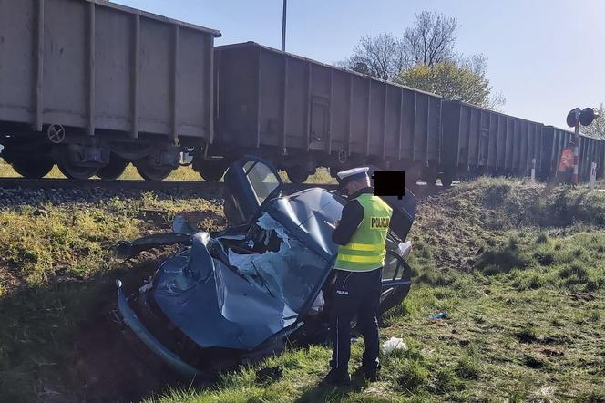 Wjechał wprost pod nadjeżdżający pociąg! Koszmarny wypadek pod Świeciem [ZDJĘCIA]