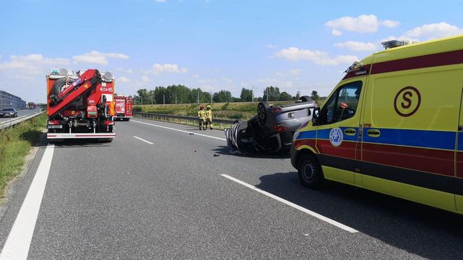 Wypadek na A4. Siedem osób poszkodowanych po zderzeniu osobówki z kamperem. Poważne utrudnienia