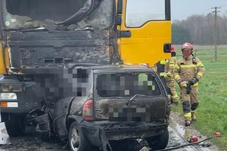 Opel zderzył się z ciężarówką. Osobówka spłonęła. Tragiczny wypadek w Czarnej Sędziszowskiej