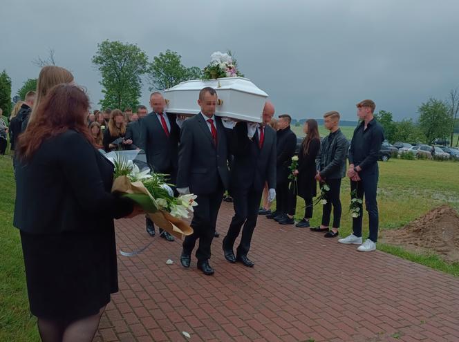 Ostatnie pożegnanie Kacpra i Wojtka. Nad ich białymi trumnami łkali najbliżsi. "Spotkamy się z nimi po naszej śmierci"