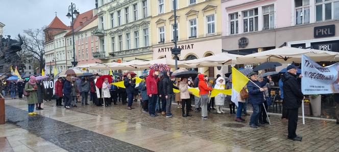 Tłumy ludzi na ulicach Bydgoszczy