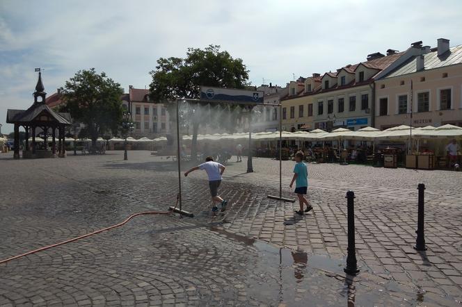 Kurtyna wodna na Rynku przyciąga mieszkańców. To dobry sposób na walkę z upałami!