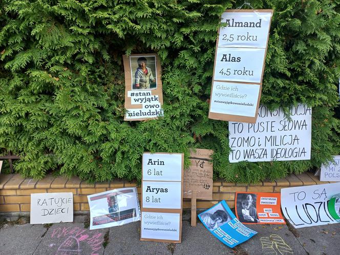 Trwa protest przed siedzibą Straży Granicznej