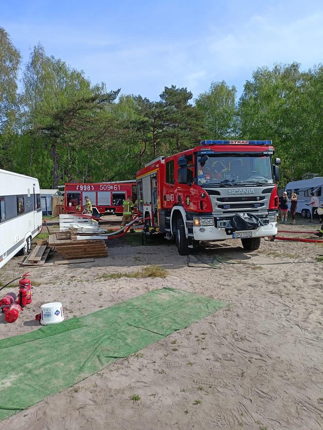 Pożar na kempingu w Jastarni! Turyści musieli uciekać od szalejącego ognia. Spłonęły dwie przyczepy