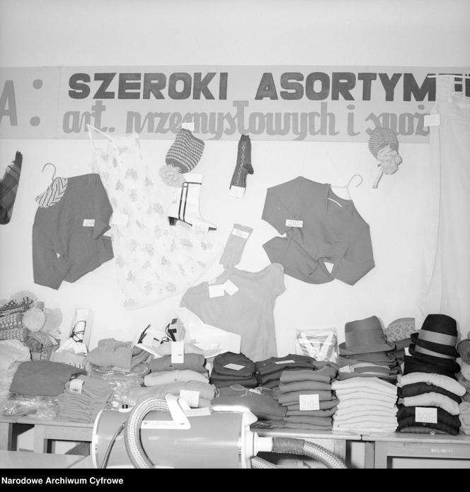 QUIZ PRL. Te ubrania wyszły z mody, a były hitem w Polsce Ludowej. Czy je pamiętasz?