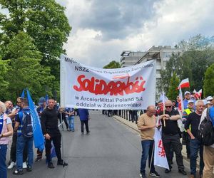 Protest hutników w Warszawie. Idą od Sejmu do Kancelarii Premiera