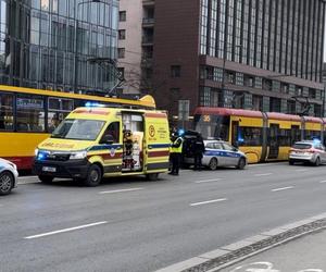 Pieszy wpadł pod tramwaj! Dramatyczny wypadek w centrum