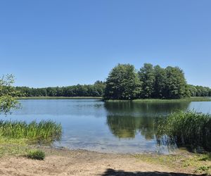 To jedno z największych jezior w Olsztynie. Kusi turystów piaszczystymi plażami