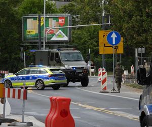Śmiertelnie niebezpieczne znalezisko na budowie. Wstrzymany ruch pociągów i autobusów