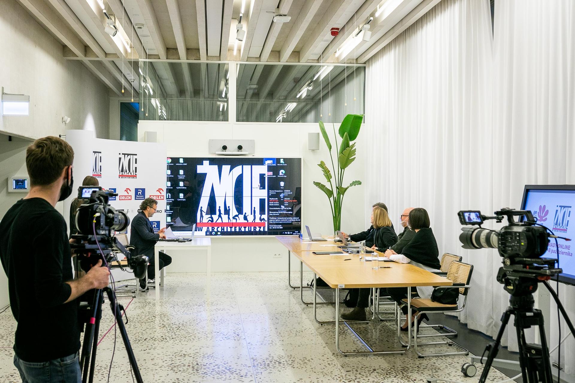 Najlepsi architekci zaprezentowali swoje realizacje w Zodiaku: zapis streamingu otwartych obrad jury konkursu ŻYCIE W ARCHITEKTURZE