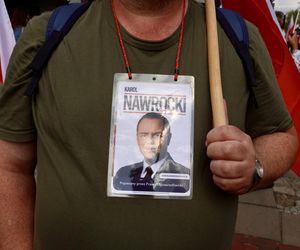 Banery na powitanie Nawrockiego 