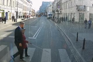 Kierowca autobusu zobaczył niewidomą przy przejściu dla pieszych. Jego reakcja poruszyła wszystkich 
