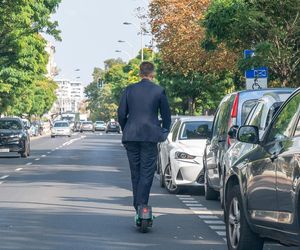 Ryszard Petru na hulajnodze