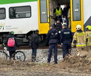 Ożarów Mazowiecki. Młody mężczyzna zginął pod kołami pociągu. Policja wyjaśnia okoliczności wypadku