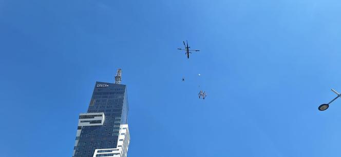 Montaż iglicy na Olszynki Park z użyciem helikoptera