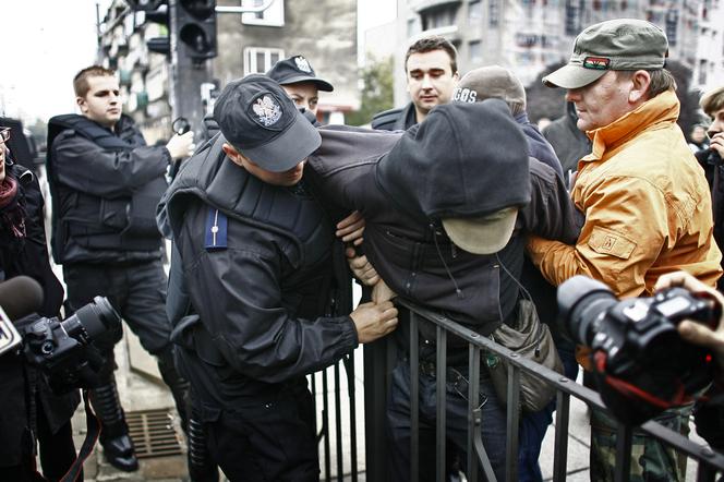 Bili się z policją, bo nie tolerują homoseksualistów