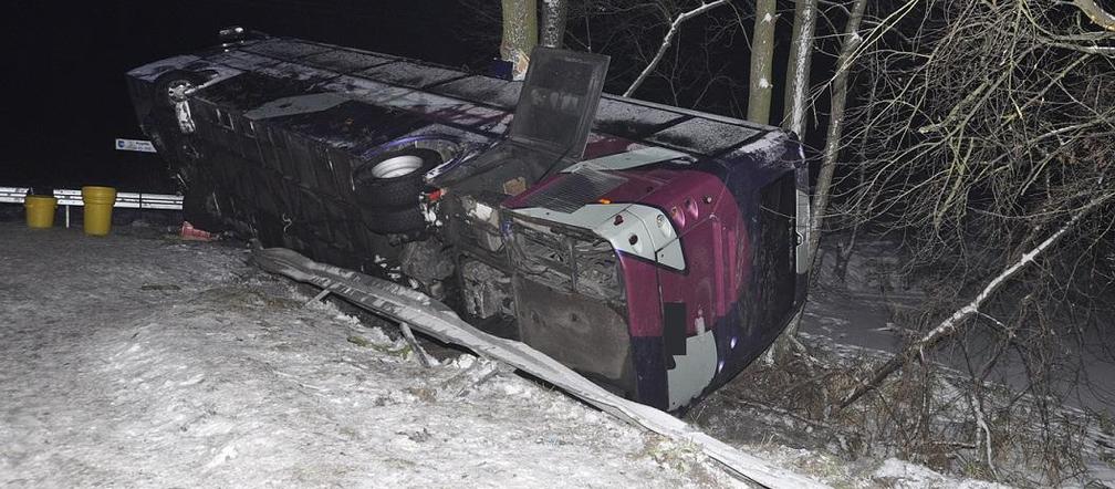 Wypadek ukraińskiego autobusu w pow. bialskim. Pojazd uderzył w bariery i przewrócił się na bok