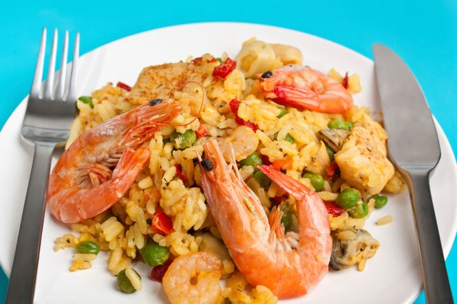 Scampi lub krewetki w sosie podawane z ryżem: prosty przepis