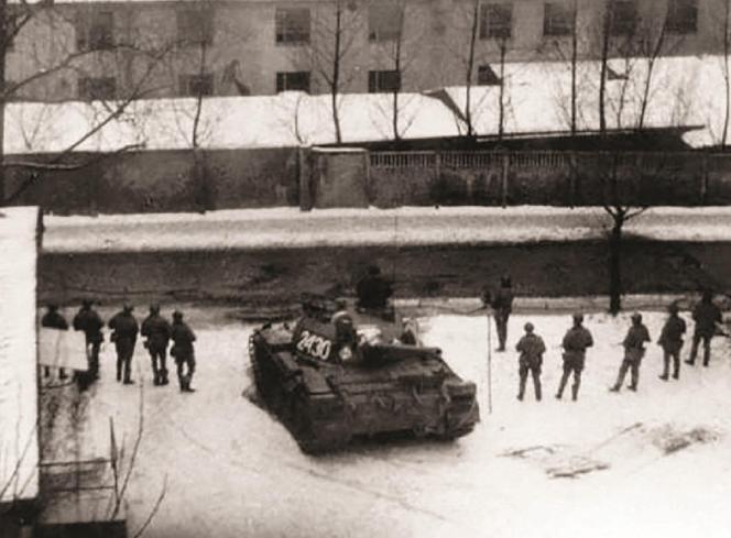 Pacyfikacja kopalni „Wujek”. Jeden z czołgów przygotowuje wyłom w murze kopalni, Katowice, 16 grudnia 1981 r. 