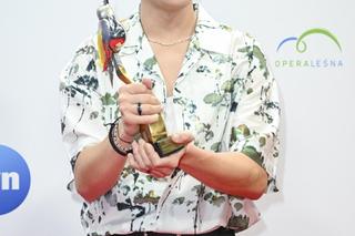 Oskar Cyms z bursztynowym słowikiem