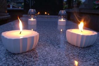 Ekologiczne znicze nagrobne – ceramiczne z wymiennym wkładem Pike; proj. B. Mejor dla firmy Ceramski (oferowany na Zawadzki-znicze.pl)